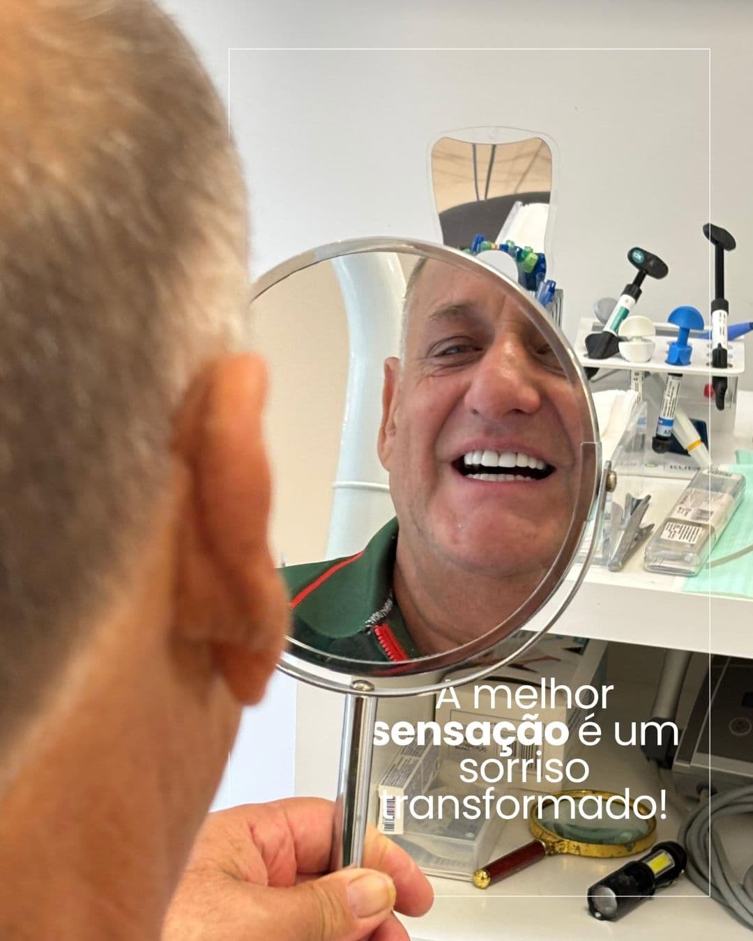 Paciente observando o próprio sorriso refletido no espelho